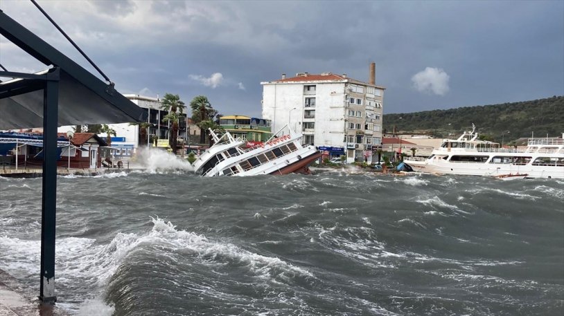 Balıkesir fırtınaya teslim oldu! Ayvalık'ta afetin ilk bilançosu ortaya çıktı