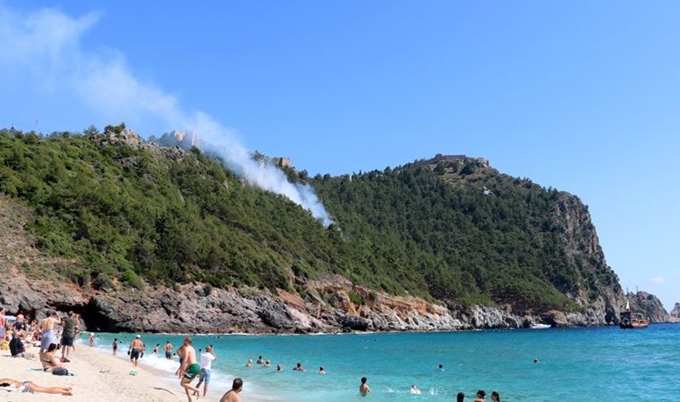 Alanya Kalesi yakınında korkutan orman yangını