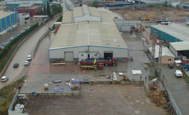 Kiracı olduğu fabrikayı tahliye ederken, binayı söküp götürdü