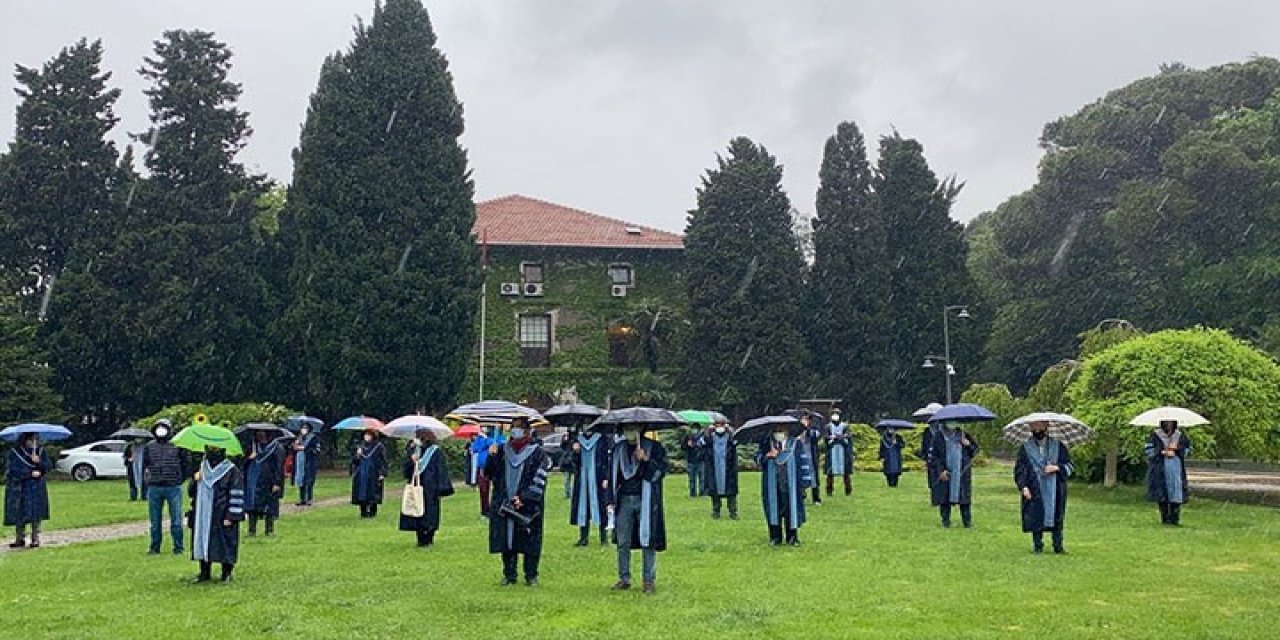 "Gitmiyoruz, mücadelemiz ayakta!" Boğaziçili akademisyenler yağmur altında nöbete devam etti!