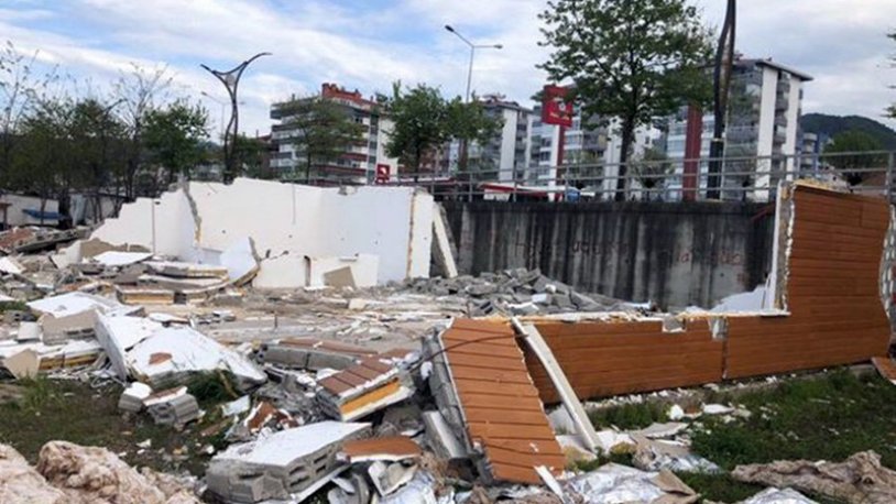 Yapılmasının üzerinden 1 yıl geçmemişti... 129 kişilik köye yapılan 200 bin liralık halı saha yıkıldı!