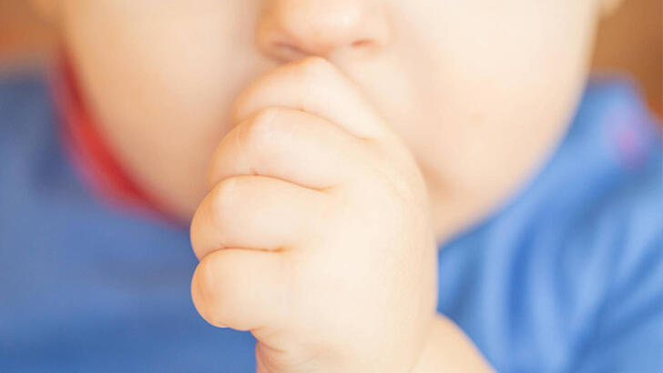 Çocuklarda parmak emme zararlı olabilir