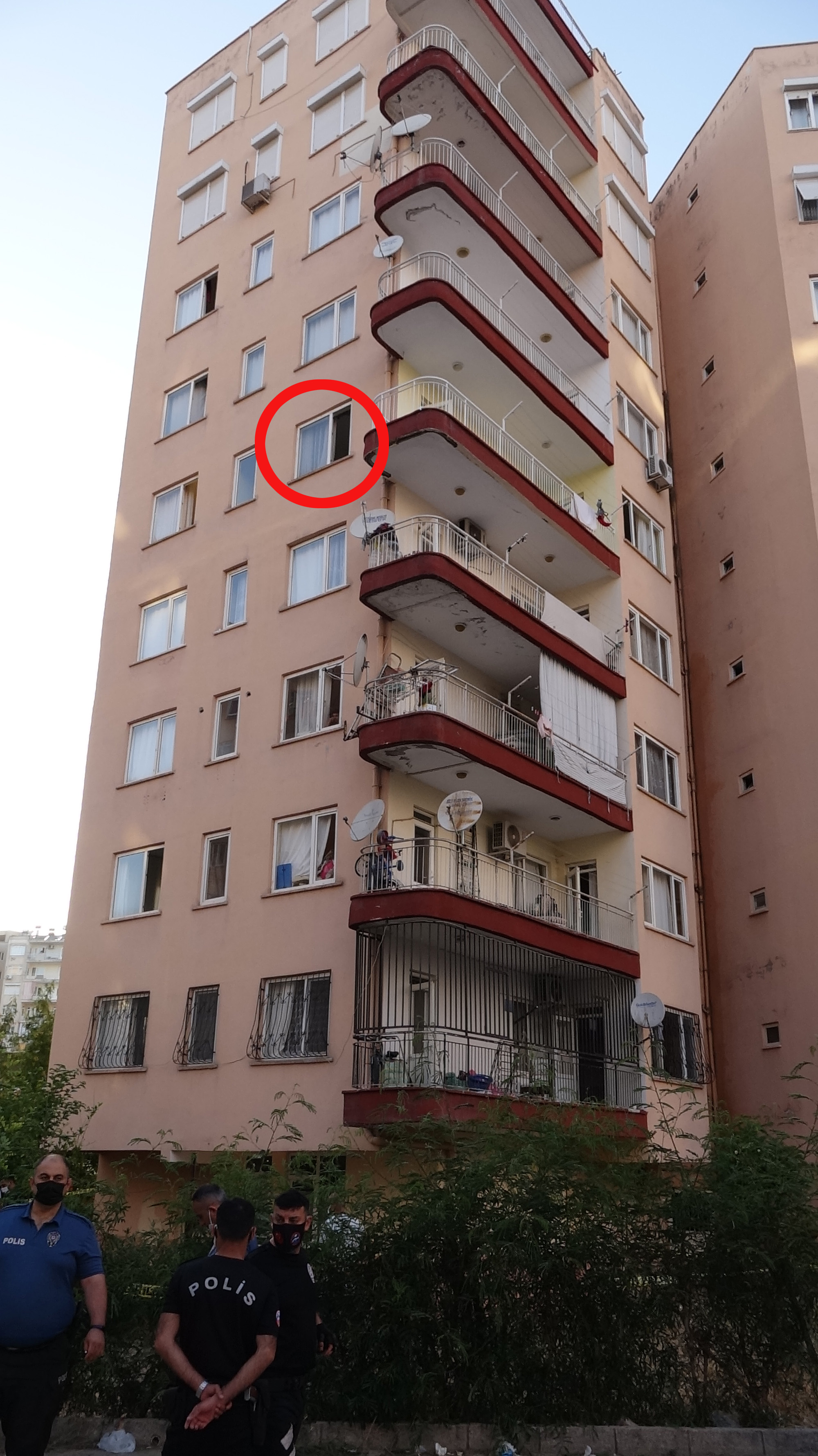 Veda mesajı yayınladıktan sonra 5'inci kattan atlayarak intihar etti!