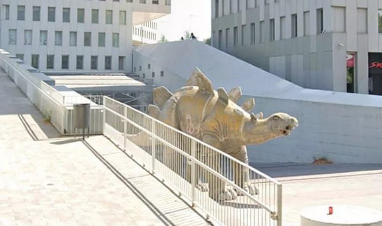 Cesedi dinozor heykelinin içinde bulunmuştu... Hayatını kaybetme nedeni belli oldu!