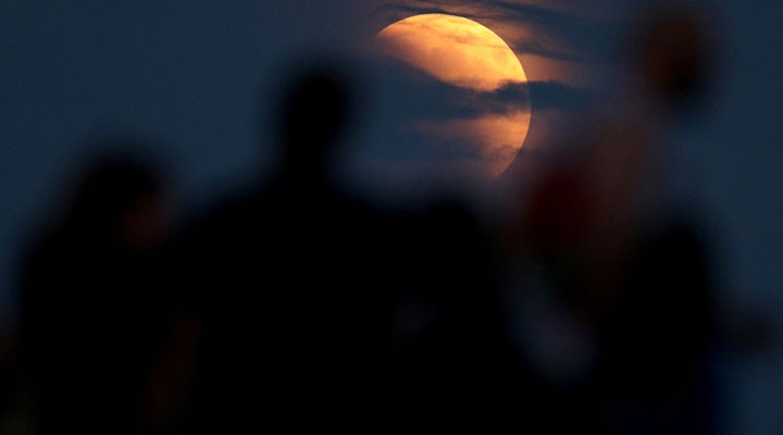 Dünya yarın gece tanık olacak! 'Süper Çiçek Kanlı Ay tutulması' nedir?