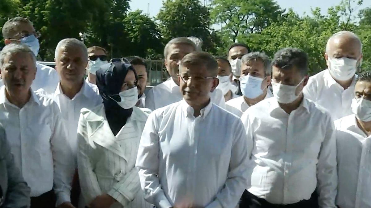 Ahmet Davutoğlu'ndan TBMM önünde açıklama! 'Erdoğan'ın 25 gün sonra konuşması şaibeyi artırmıştır'