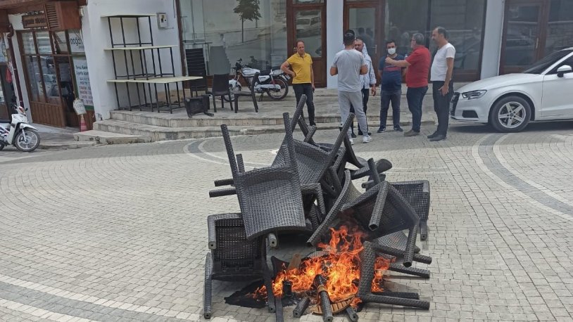 Antalya'da esnaf isyan bayrağını çekti! Dükkanının sandalyelerini ateşe verdi