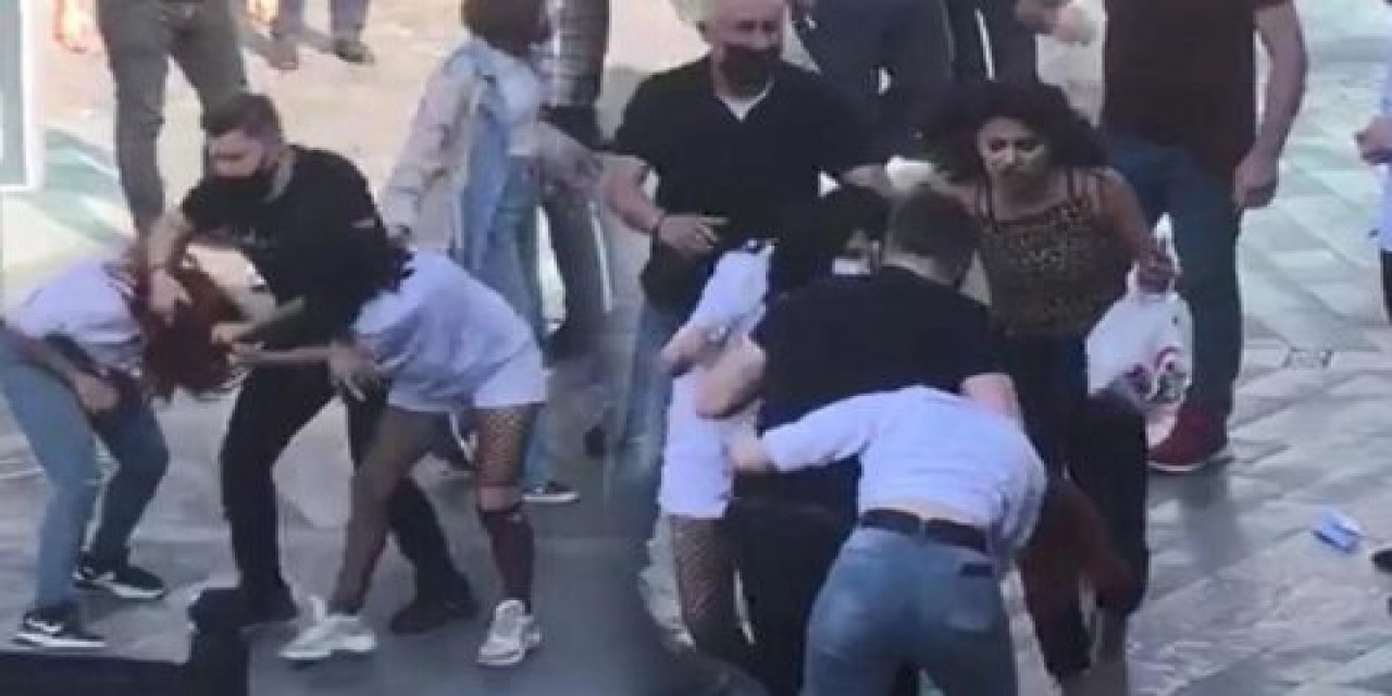 Erkekler bile ayıramadı.. Kızlar saç saça baş başa kavga etti! Meydan savaşı kamerada!