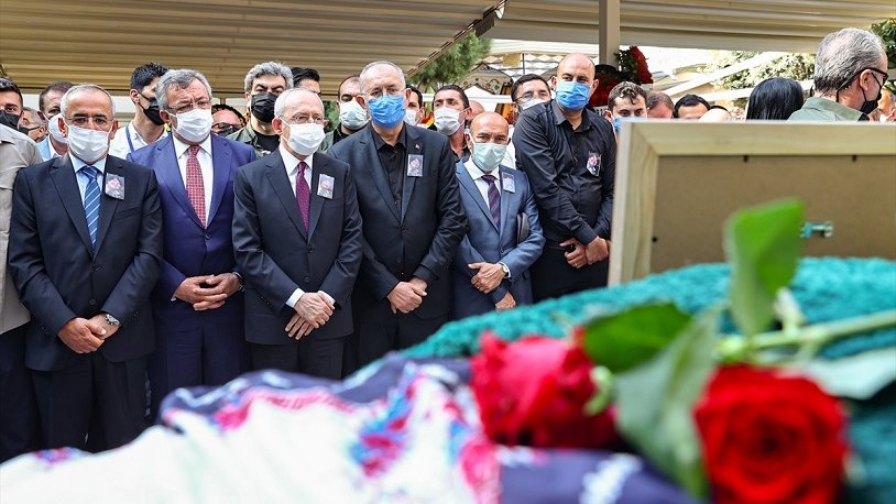 CHP'li Atila Sertel'in vefat eden eşi Ziynet Sertel toprağa verildi