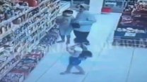 Sosyal medya ayağa kalktı! Küçük kızı taciz eden sapık anbean görüntülendi!