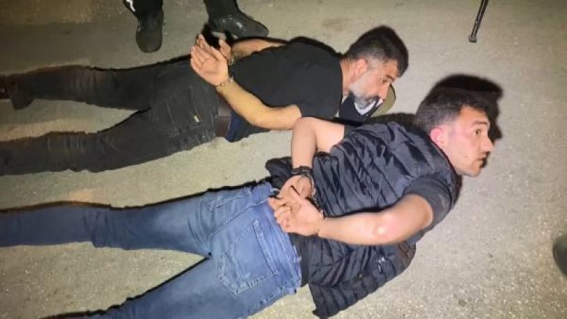 Polisten kaçarken protez dişini düşüren kişinin dişini polis aradı