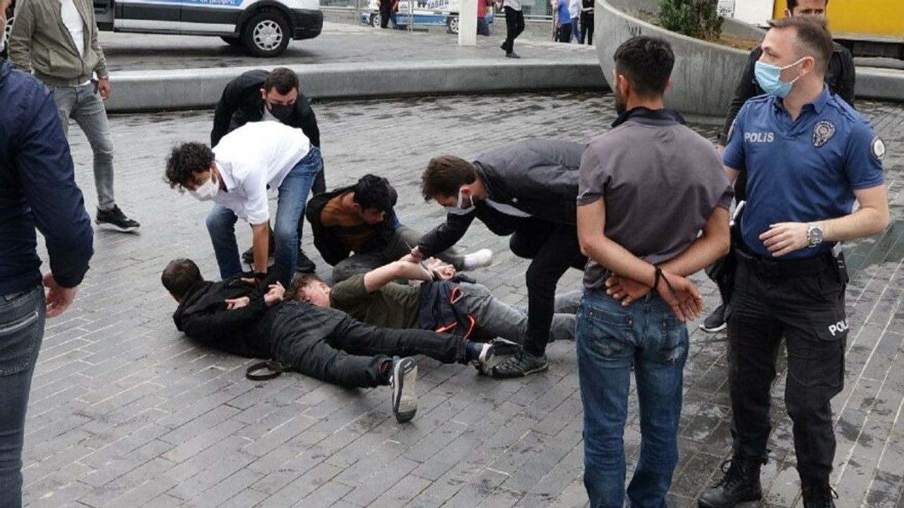 Taksim Meydanı'nda kavga! 4 kişi turisti kemerle dövdü