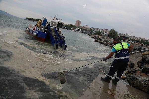 İstanbul'da deniz salyası temizliği başlatıldı