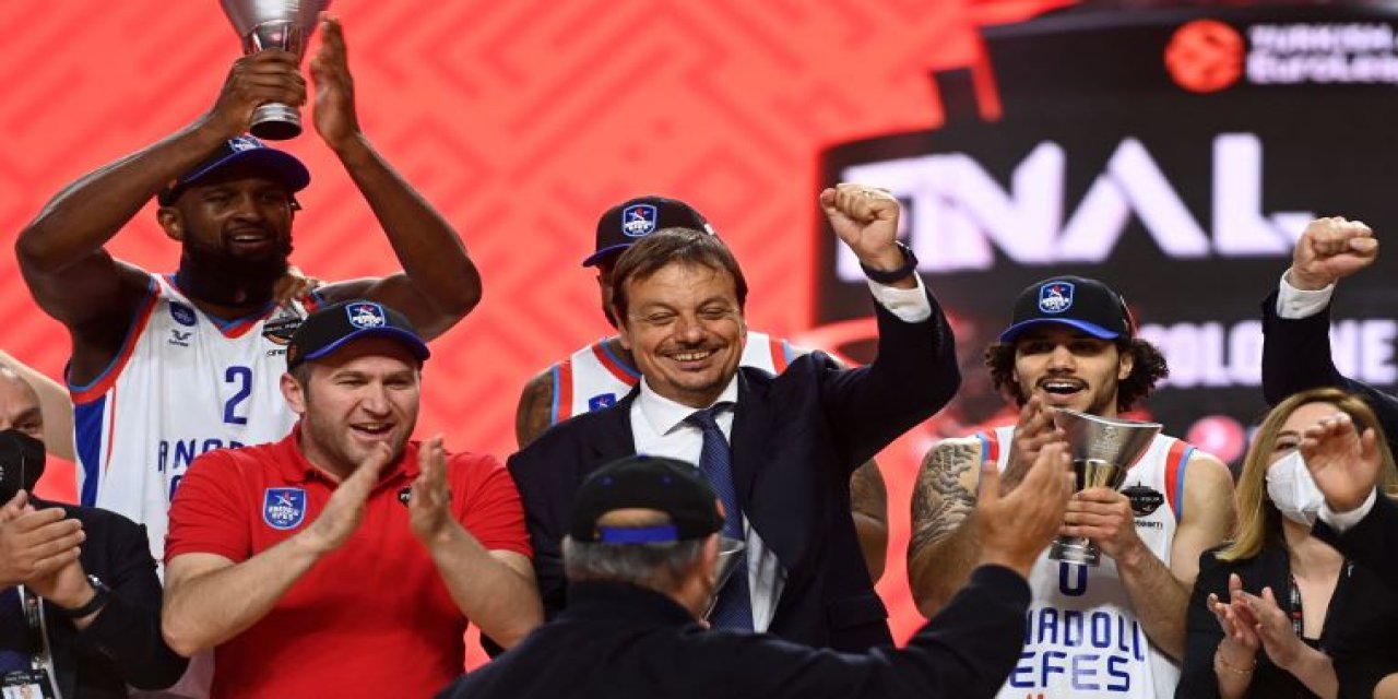 Ergin Ataman Efes'i şampiyon yaptı, tarihe geçti; ilk Türk antrenör!