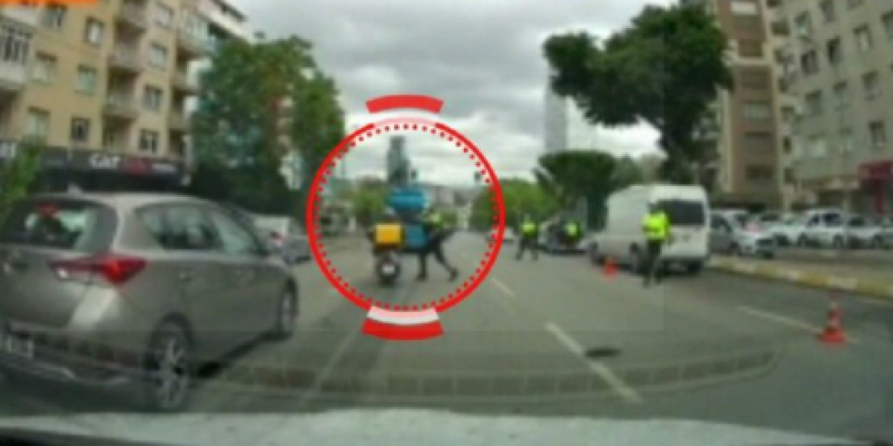 Polisten tepki çeken hareket! Seyir halindeki moto kuryeyi durdurmak için bakın ne yaptı?
