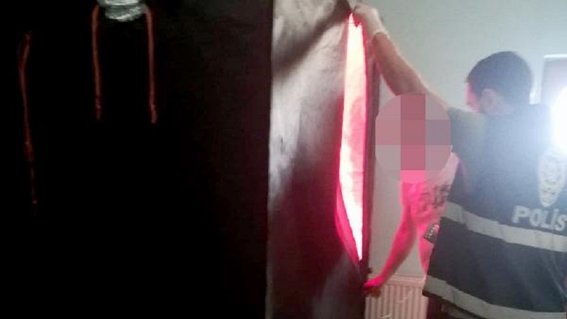 Baskın düzenledikleri evde giysi dolabını açan polis şaşkına döndü