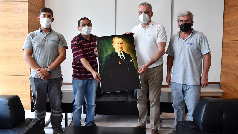 Mahalle arasında çöpte bulunmuştu... Konyaaltı Belediye Başkanı Semih Esen o Atatürk portresini belediyeye asacak