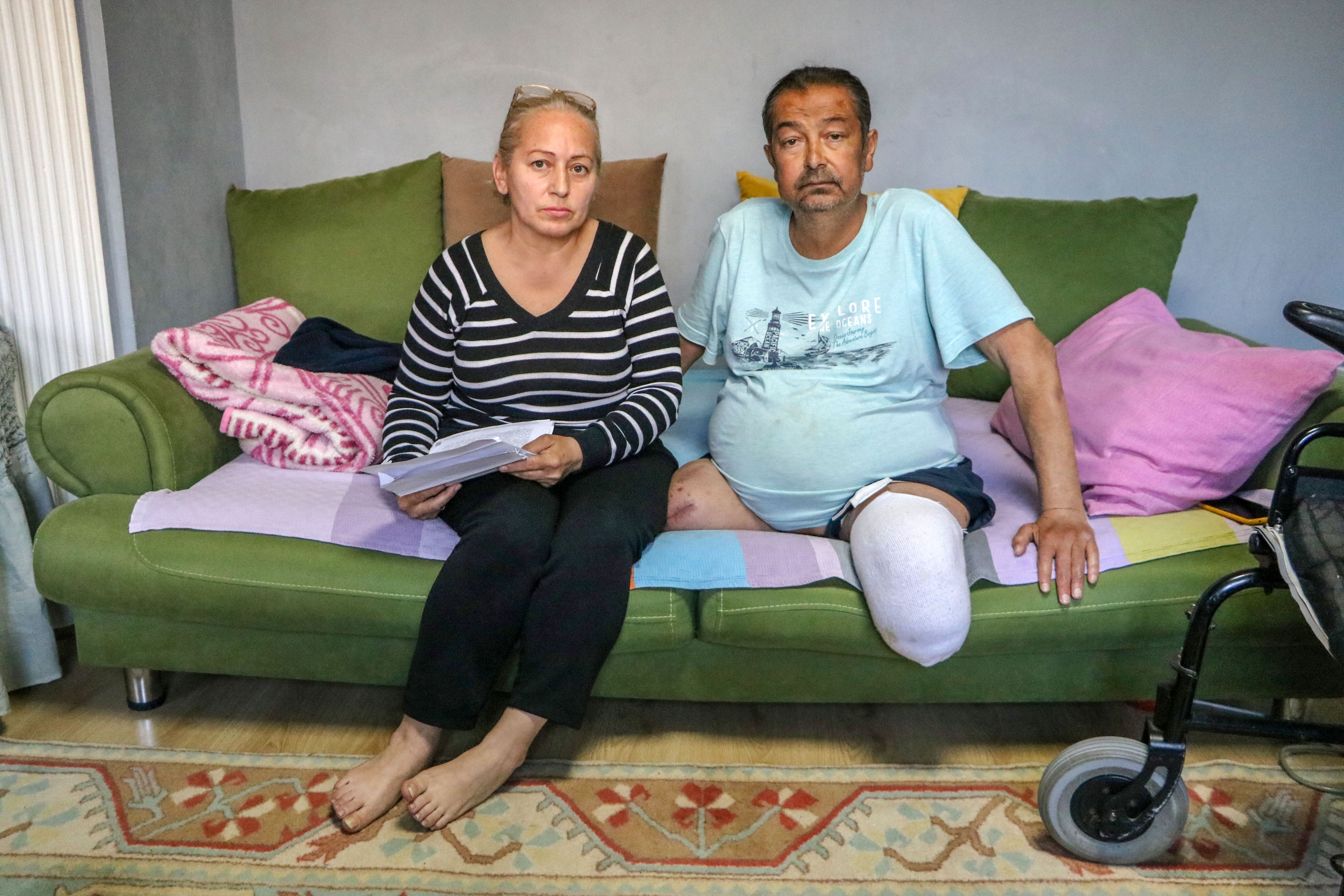 Eşi ameliyat olsun diye tekerlekli sandalyede kolye sattı; parasını sahte doktora kaptırdı