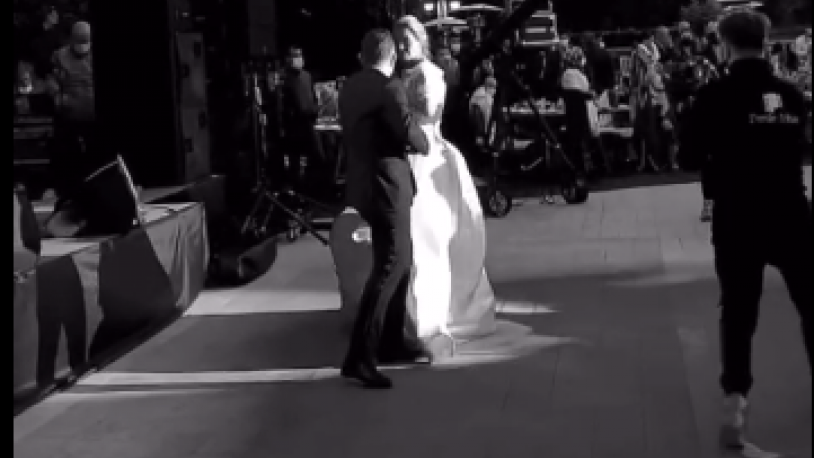 Halka cefa yandaşa sefa! Erdoğan'ın yıllarca fotoğrafçılığını yapan ismin kızına VİP düğün hizmeti! Tedbirler hiçe sayıldı, Berkay sahne aldı