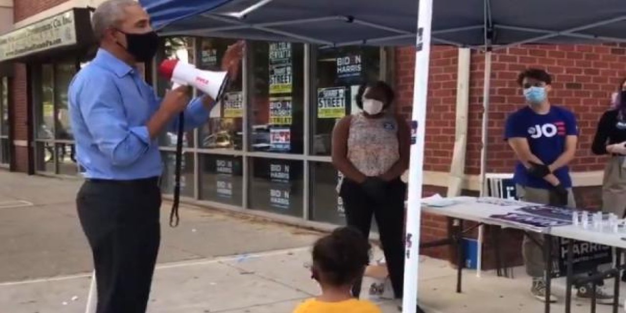 Eline megafonu aldı, sokağa çıktı... ABD eski başkanı Obama Biden için oy istedi...