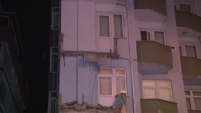 Avcılar’da korkutan anlar! 7 katlı binanın iki balkonu çöktü