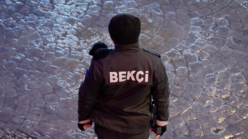 İzmir'de bekçi dehşeti! Yol verme kavgasında bir kişiyi tabancasıyla vurdu