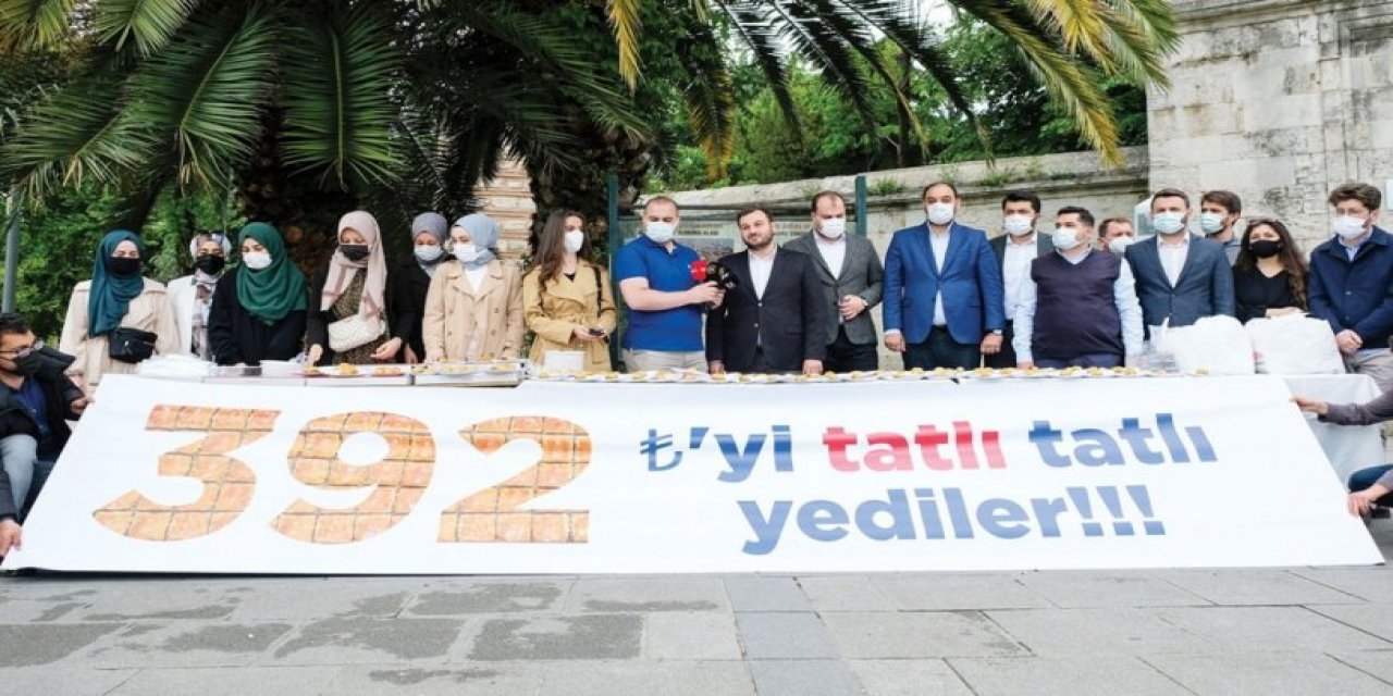 Yine olmadı... Ekrem İmamoğlu'nu karalamak için pankart açmışlardı... Gerçek ortaya çıktı! Tatlı firması açıklama yaptı, AK Gençler rezil oldu!