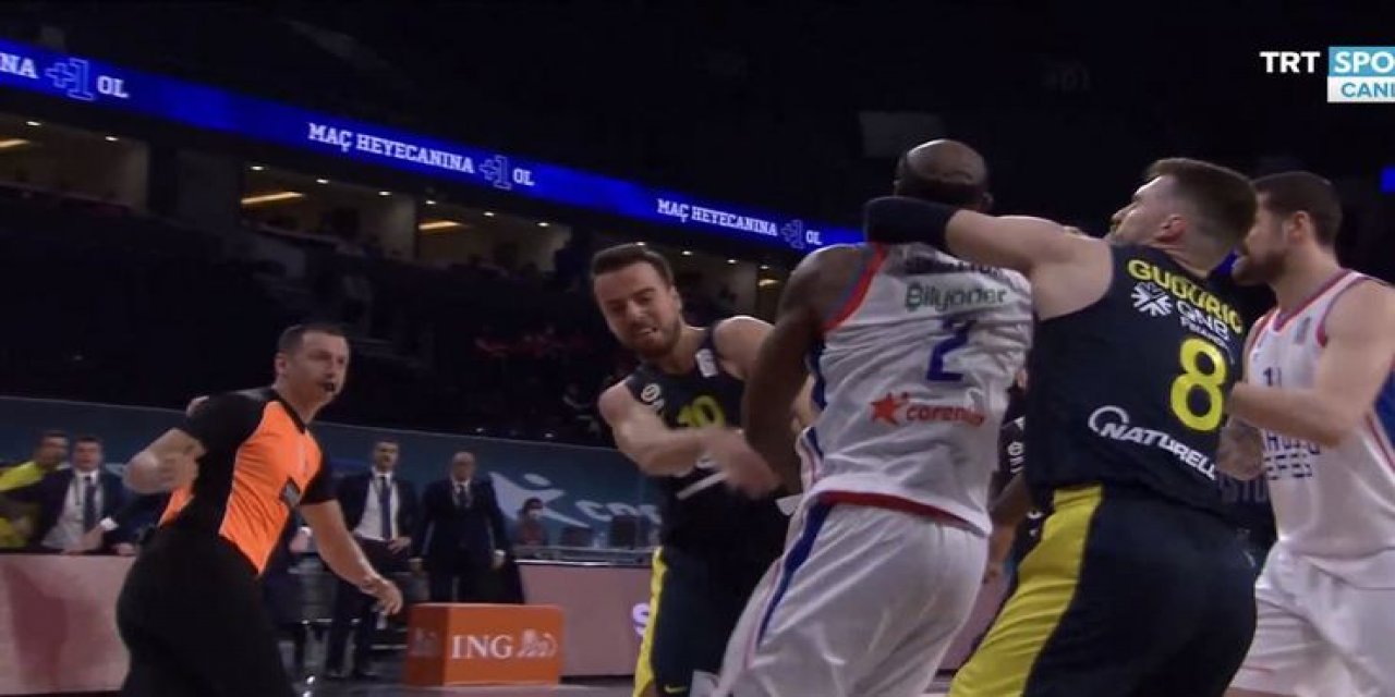 Anadolu Efes - Fenerbahçe Beko maçına olaylar damga vurdu! Melih Mahmutoğlu ve Chris Singleton birbirine girdi...