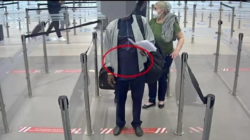 Nijeryalı yolcunun midesinden çıkanlar şoke etti