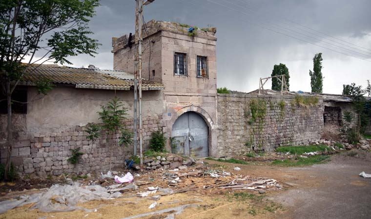 Skandal görüntüler! Atatürk'ün ziyaret ettiği tarihi han 'ahır' yapıldı