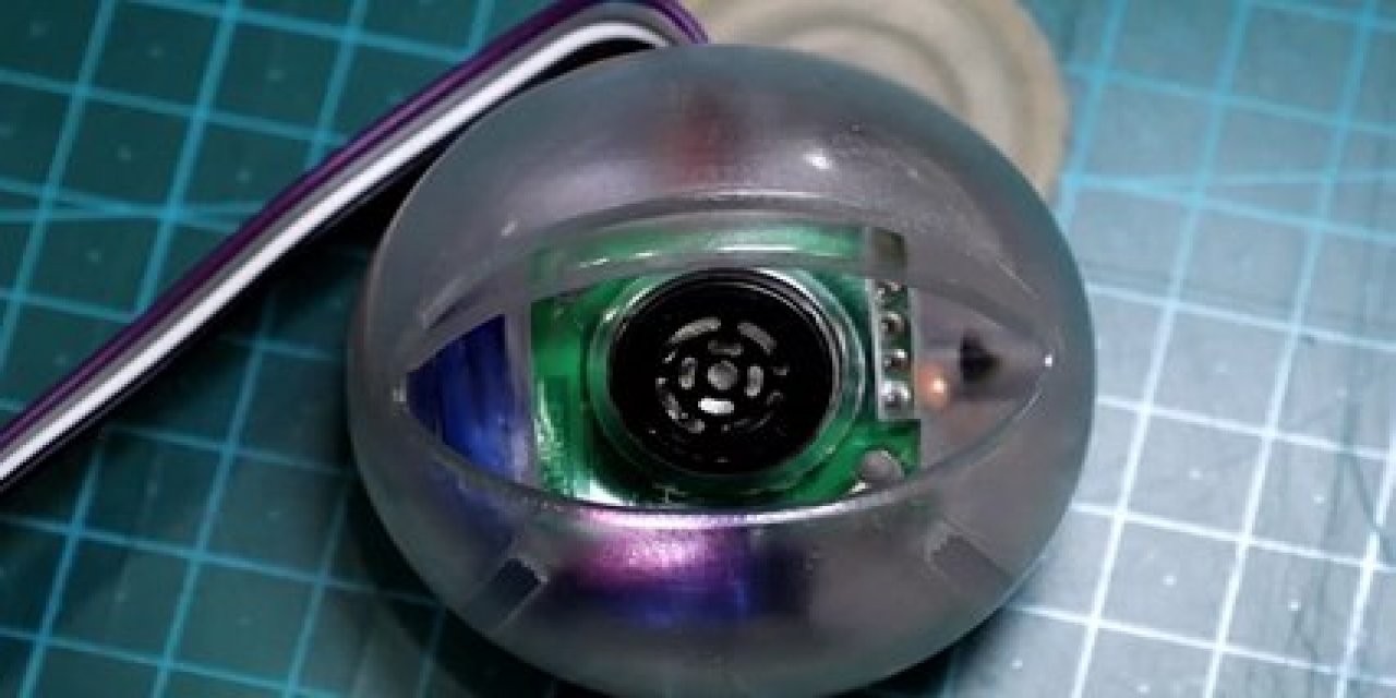 Telefon bağımlıları için üçüncü bir göz tasarladı!