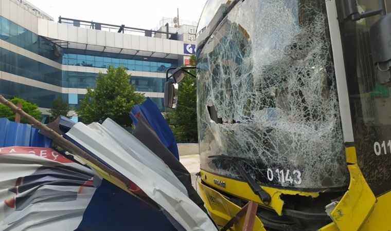 Freni boşalan İETT otobüsü metro inşaatına daldı