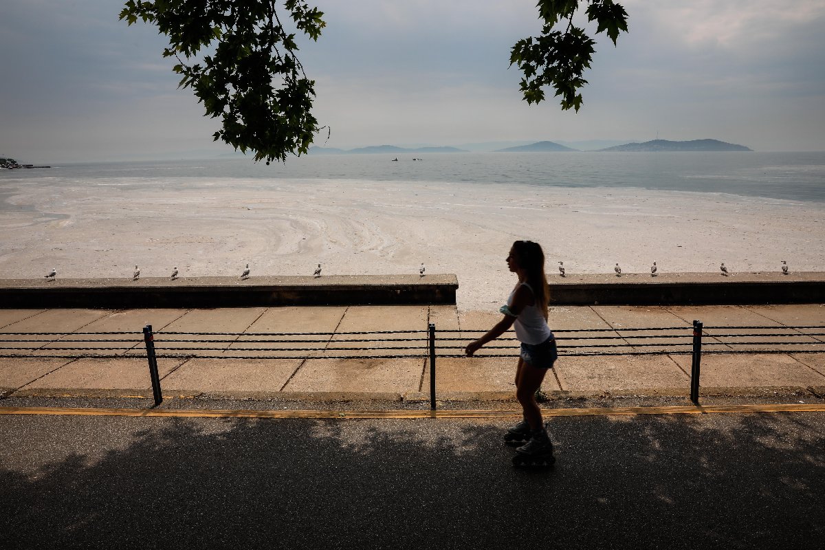 Kadıköy Kurbağlıdere ile sahilleri deniz salyası kapladı