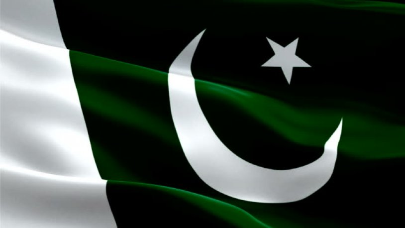 Pakistan'da otobüs nehre düştü