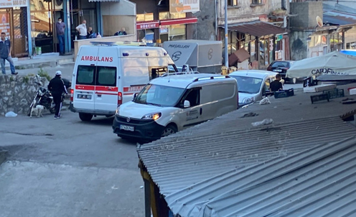 Yaşlı adam iki metre yüksekten beton zemine düştü
