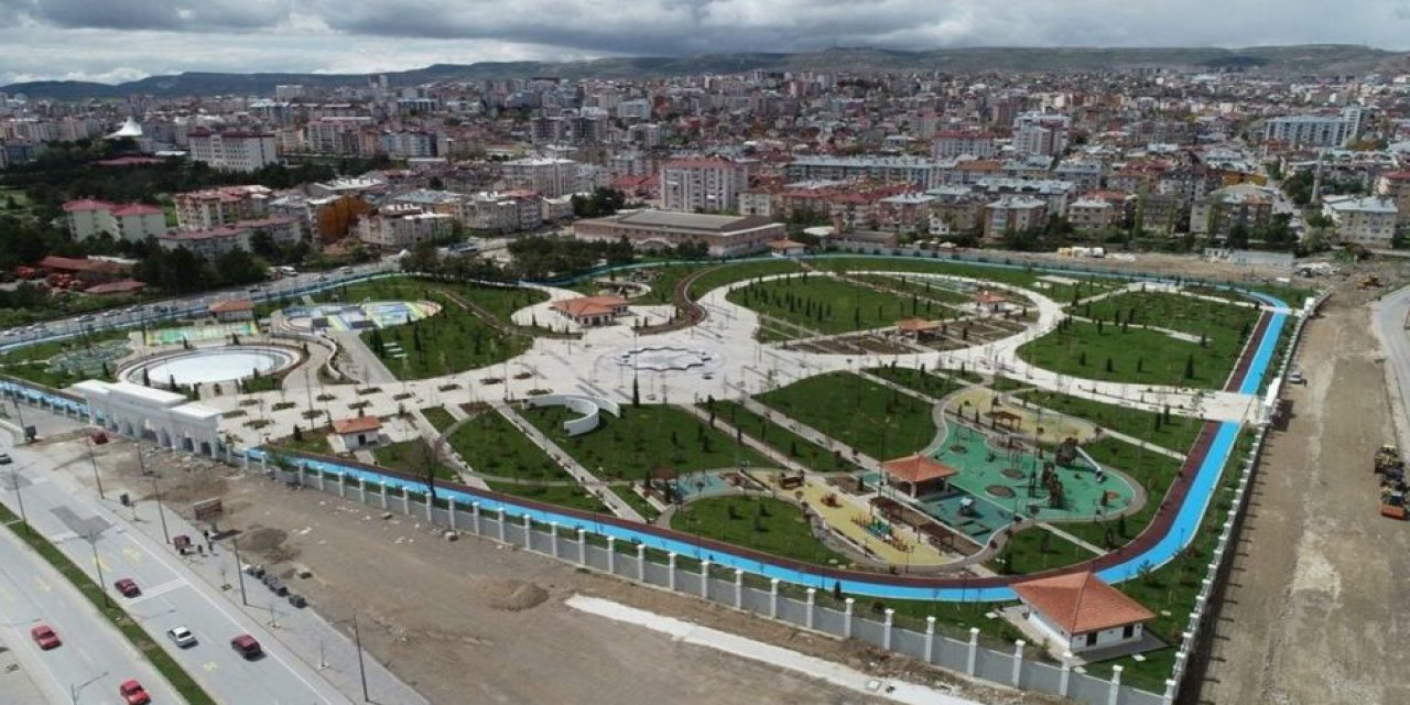 15 milyon lira harcanarak yapılmıştı.... Erdoğan'ın açılışını yaptığı "Millet bahçesi" bir yıl içinde dökülmeye başladı!