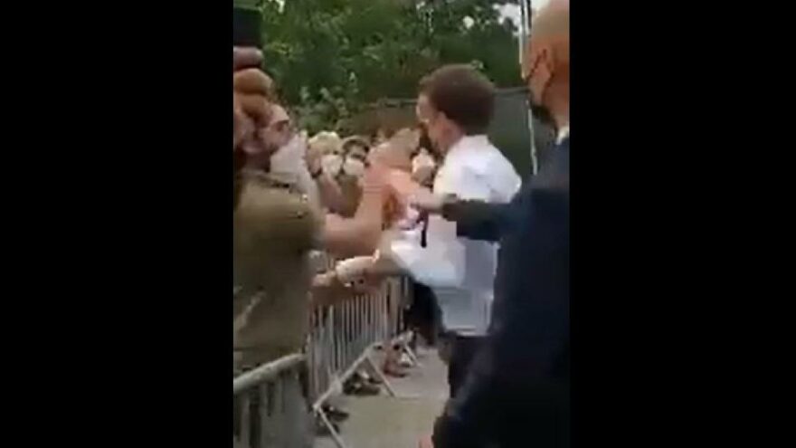 'Kahrolsun Macron Rejimi' diye bağırdı Fransa Cumhurbaşkanı Macron'a tokatlı saldırı!