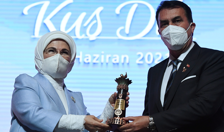 Sahte UNESCO ödülü tanıtımı için yüz binlerce lira harcamasıyla gündeme gelmişti... O AKP'liye Emine Erdoğan'dan gerçek ödül