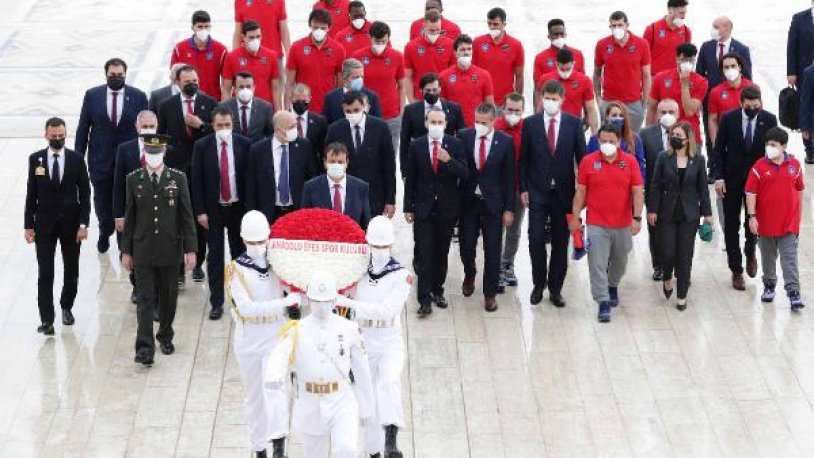 Anadolu Efes, tam kadro Ata&#039;nın huzurunda