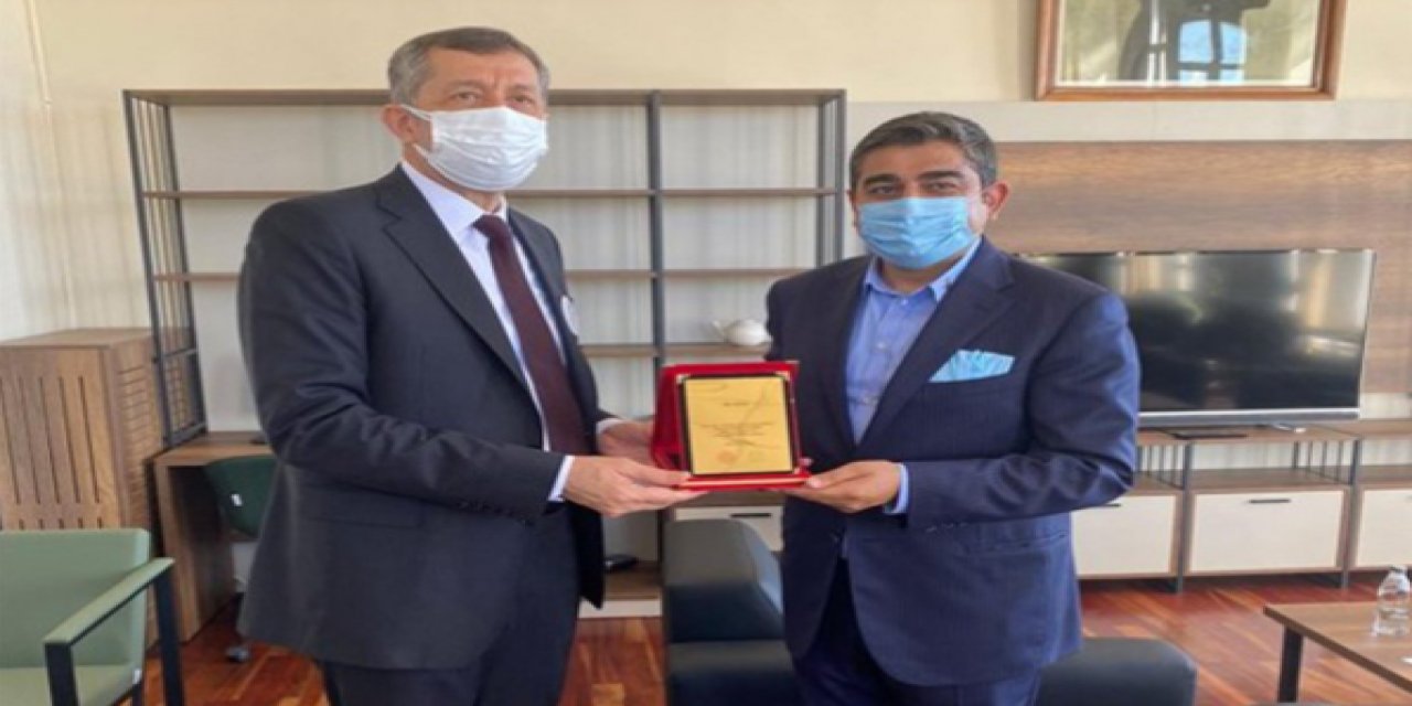 Bu yazıyı okurken tarihlere iyi bakın! Aytunç Erkin yazdı: Bakan Selçuk'un elinden plaket alan "hayırsever"