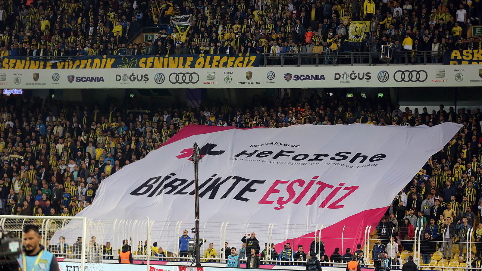 Yeni Şafak yazarı Fenerbahçe&#039;yi hedef aldı! &#039;Eşcinselliği savunup pazarlıyorlar&#039;