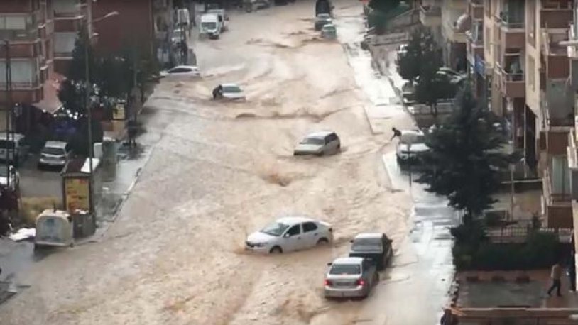 Ankara'da etkili olan sağanak yağış sele neden oldu