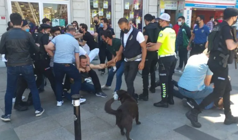 “Mafya-çete devletine hayır” diyen gençler darp edilerek gözaltına alındı
