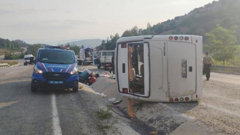 LÖSEV'in tedavi ettirdiği çocukları taşıyan midibüs devrildi