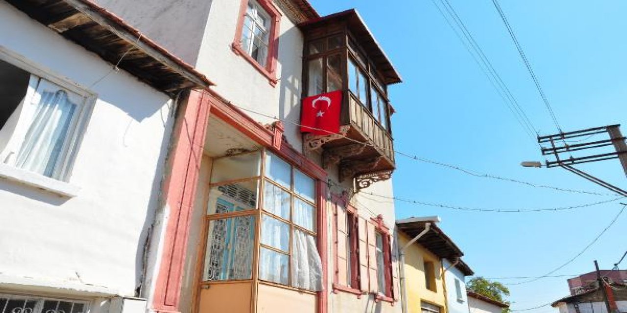 Mihriye Teyzenin Yunan vakfına satmadığı evine Türk bayrağı asıldı