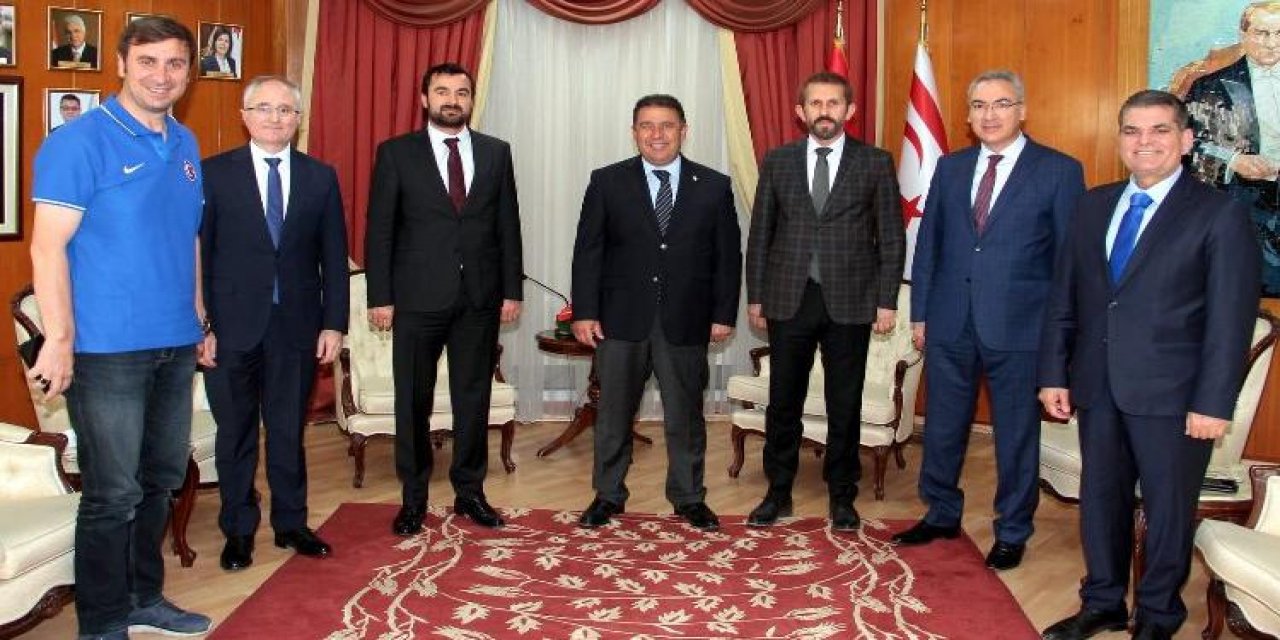 Tepki çeken görüntü! Cumhurbaşkanı makamına tişört ve kot pantolonla çıktı!