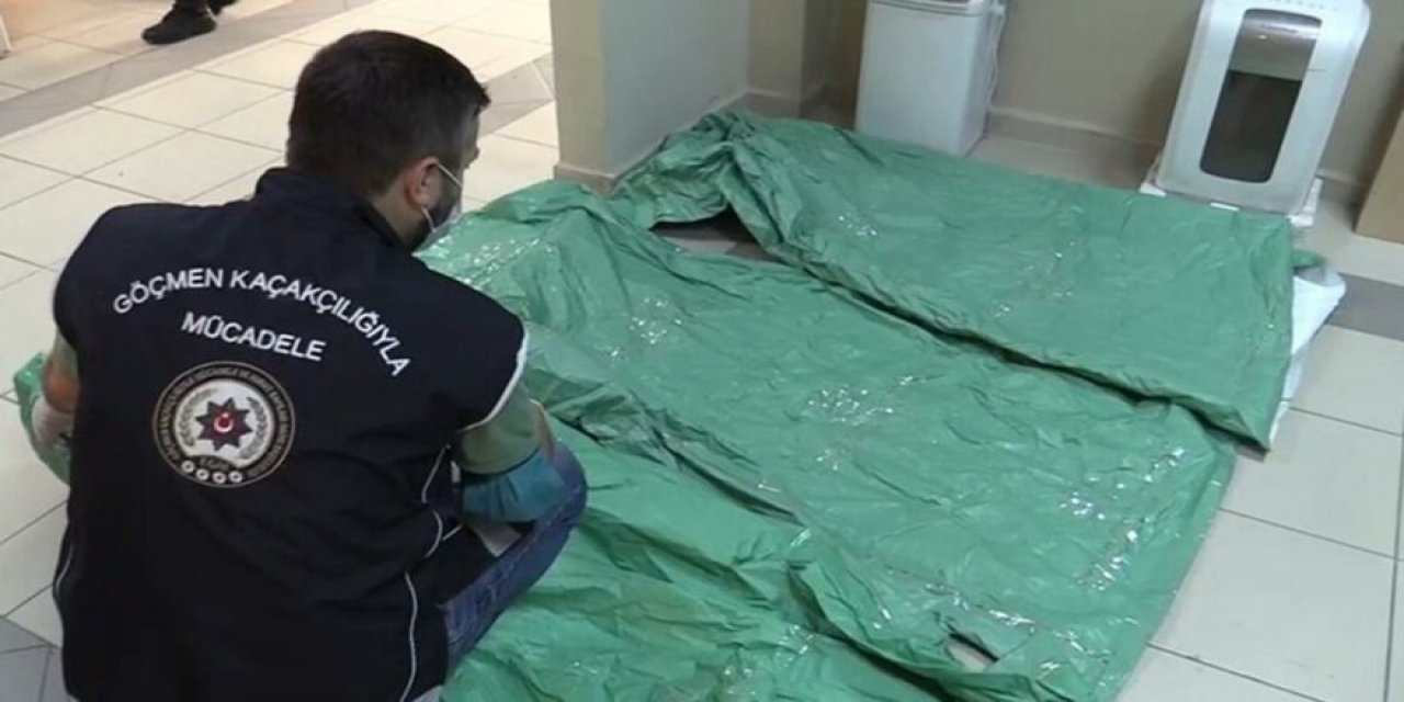 Göçmenlerle birlikte ele geçirildi! Polisler de şaşırdı...