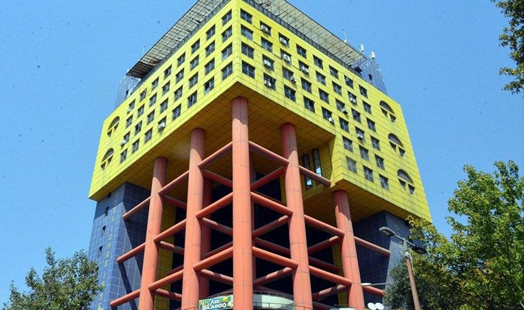 Google'da 'Dünyanın en saçma binası' olarak gösteriliyor... Kahramanmaraş'ta bulunan binanın yıkılacağı tarih belli oldu