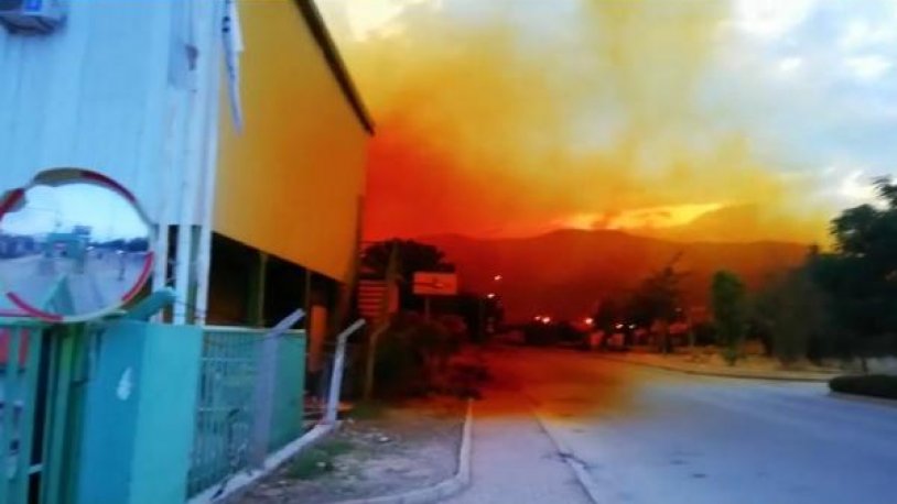Antalya'da asit tankı patladı, gökyüzünü asit bulutu kapladı