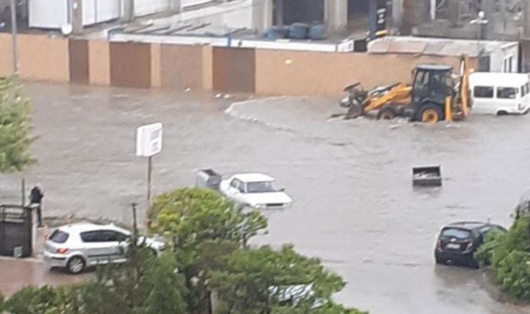 Ankara'yı sağanak vurdu; ağaçlar ve tabelalar devrildi
